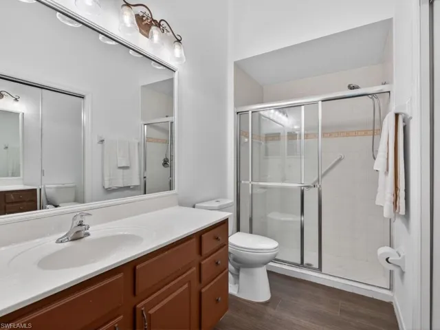 Main bathroom with walk in shower