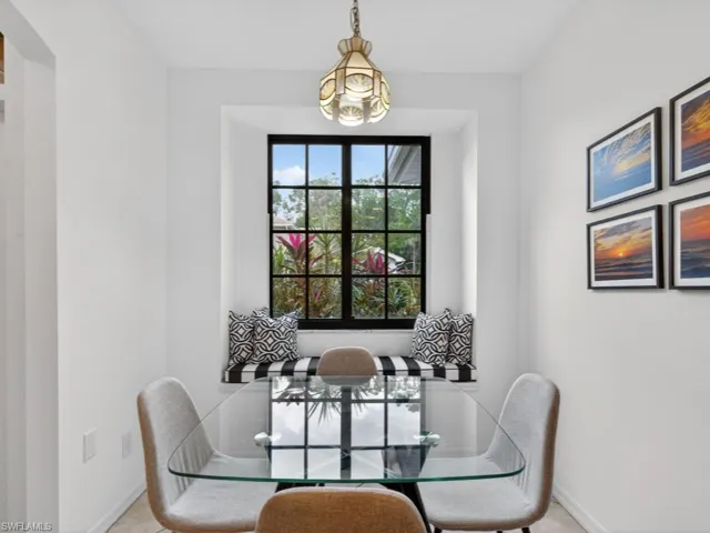Convenient eat-in kitchen for casual dining