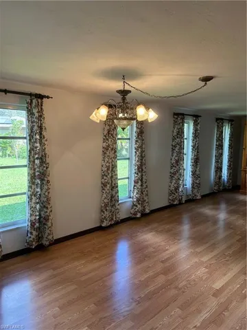 LARGE bonus family room, has ceiling fan