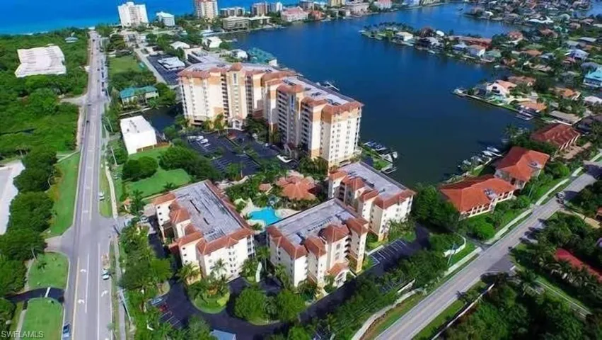 AMAZING location offering beach, bay, and incredible shopping and dining!