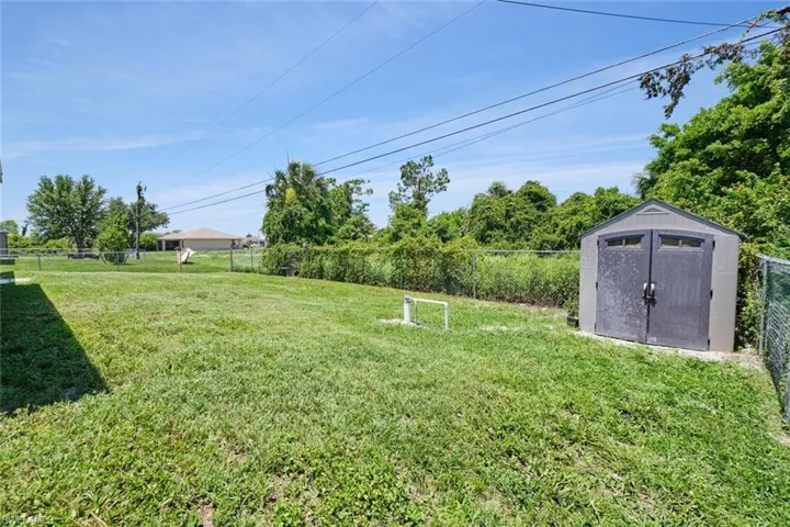 View of yard featuring a shed