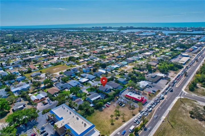 1.5 miles to renowned Barefoot Beach
