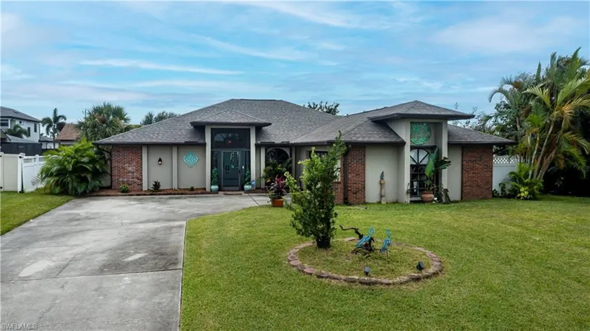 View of front of property featuring a front yard