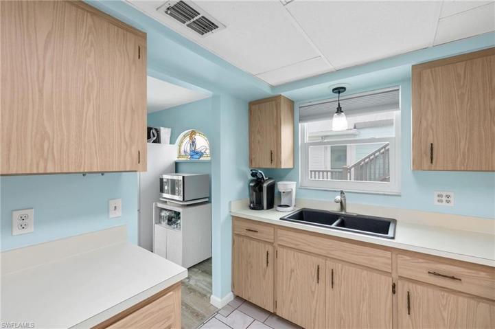 Upper unit kitchen
