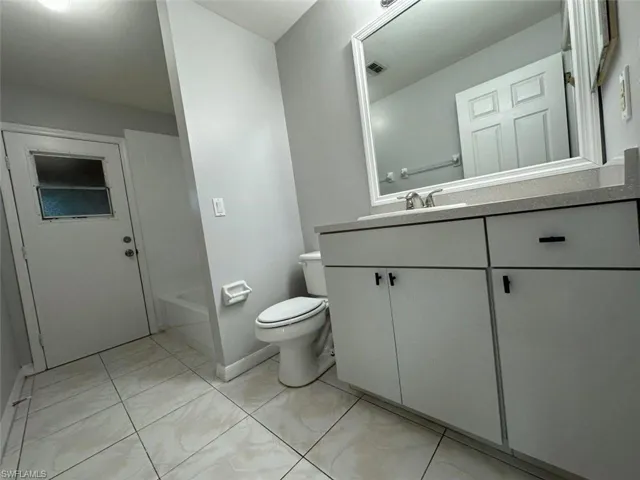 Full bath with vanity and bathing tub / shower combination