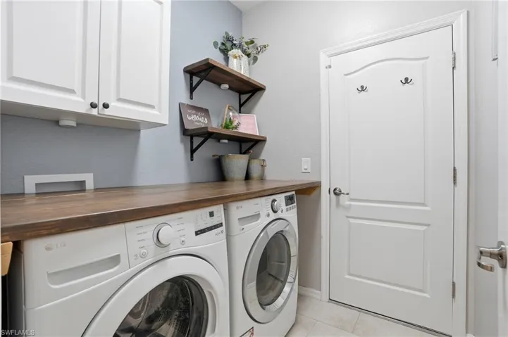 2469 Heydon Cir E, Naples, Florida 34120