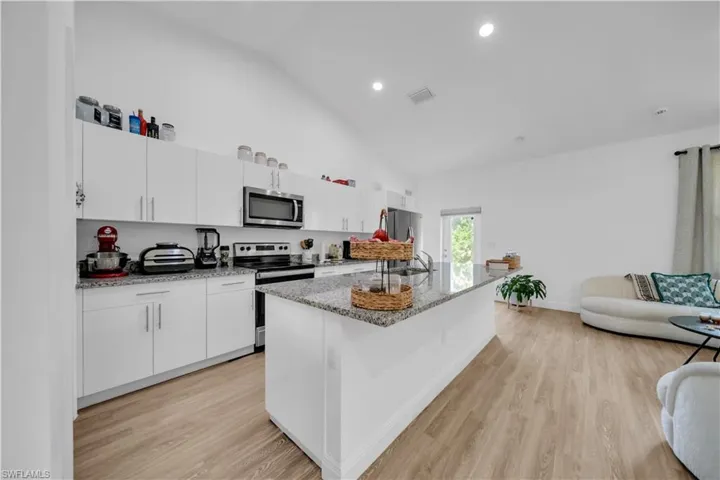 8031 Sandy Cir, Labelle, Florida 33935