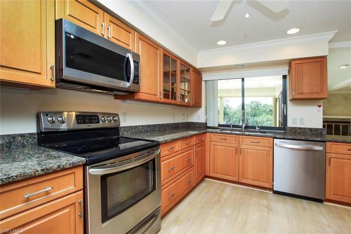 Stainless appliances, undercounter lighting
