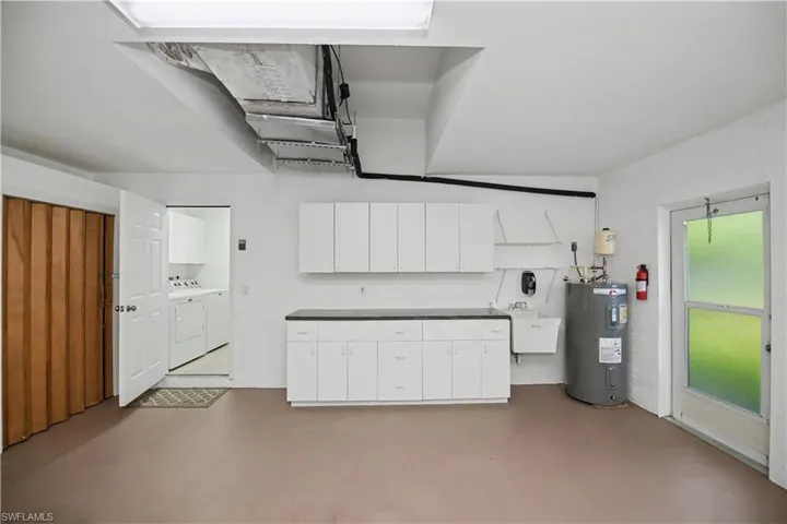 nice cabinets and closet for plenty of storage