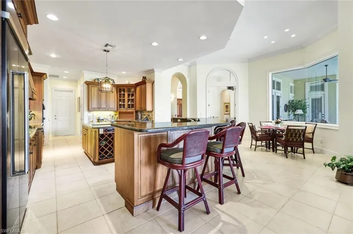Kitchen Breakfast Bar with Dining Area