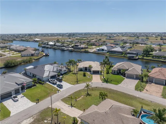 Great location on intersecting canals