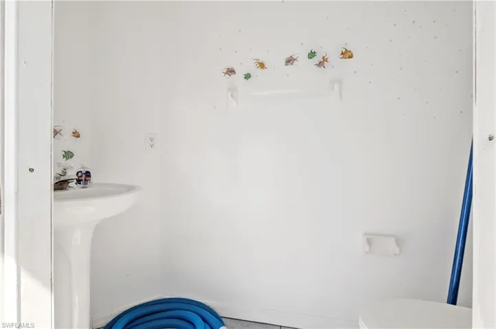 Pool bathroom-how convenient!!