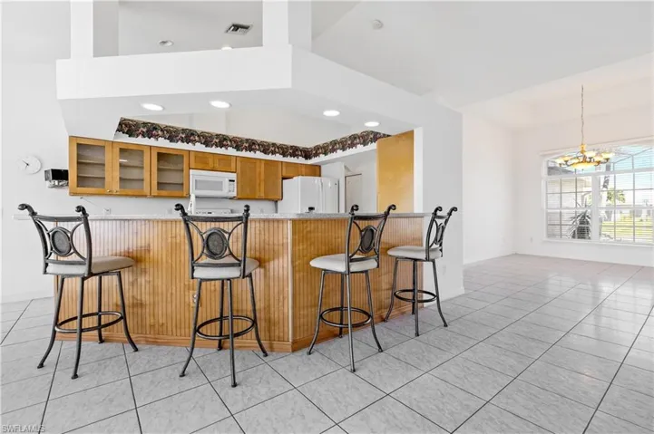 Kitchen breakfast bar