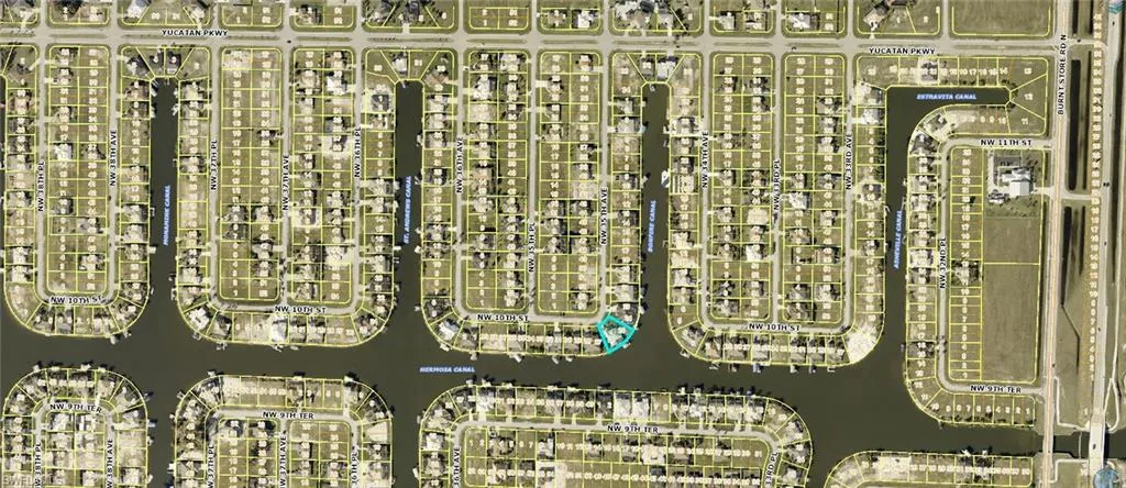 Great lot with view of intersecting canals