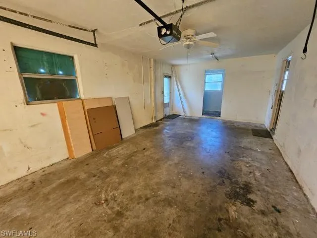 Empty room with concrete flooring and ceiling fan