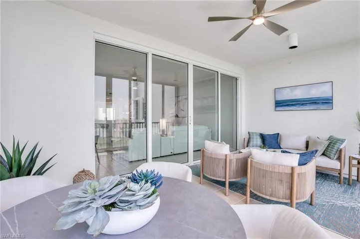 Sunroom with ceiling fan