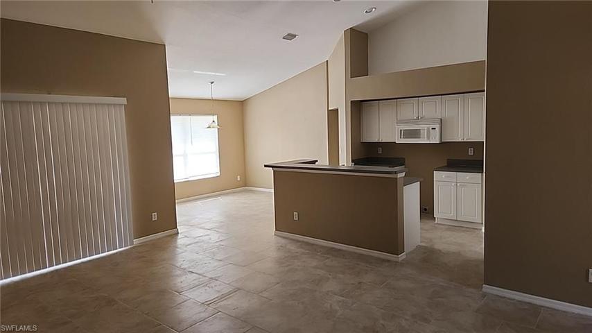 952 Lakeside DR, LEHIGH ACRES FL 33974