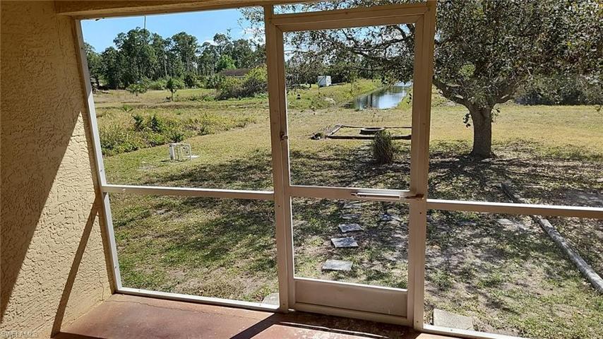 952 Lakeside DR, LEHIGH ACRES FL 33974