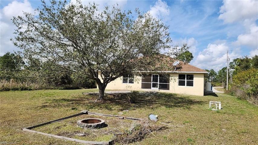 952 Lakeside DR, LEHIGH ACRES FL 33974