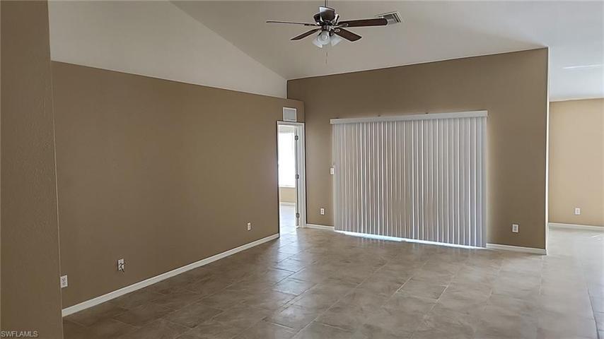 952 Lakeside DR, LEHIGH ACRES FL 33974