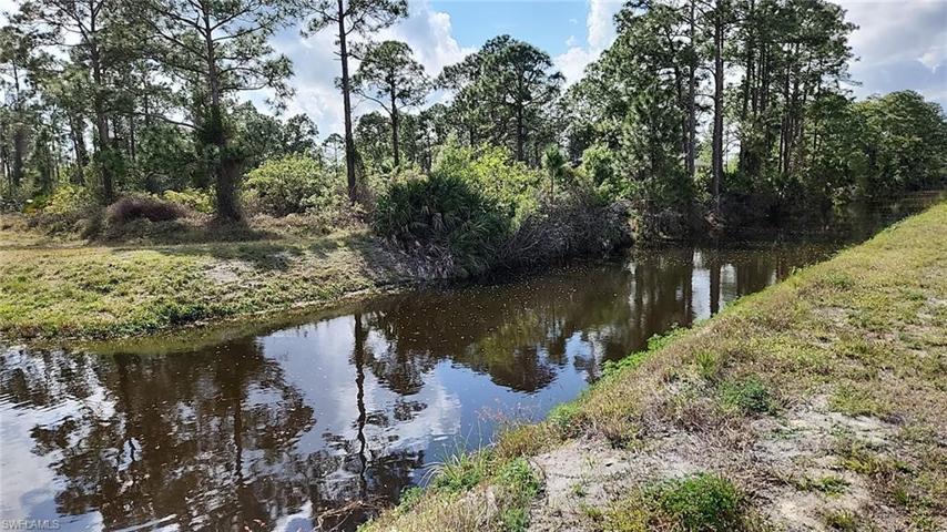 952 Lakeside DR, LEHIGH ACRES FL 33974