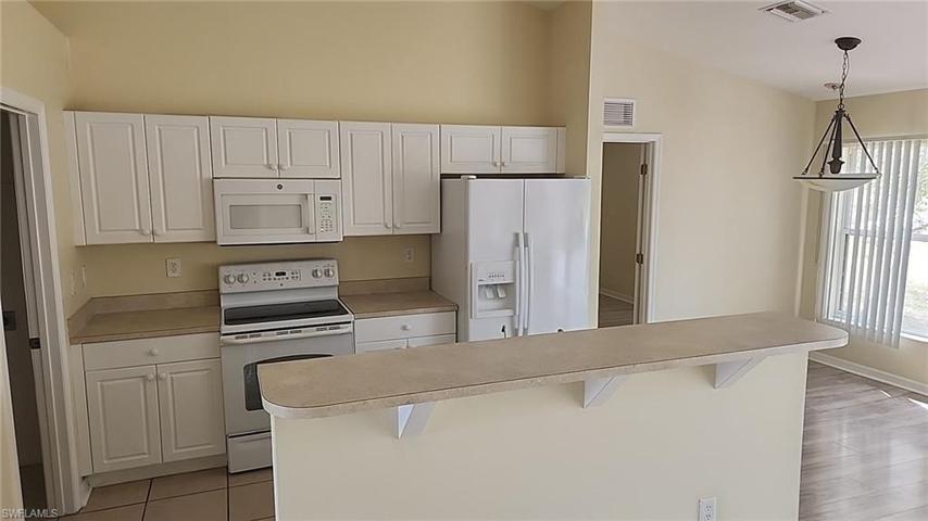 952 Lakeside DR, LEHIGH ACRES FL 33974