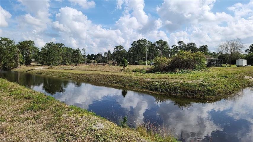 952 Lakeside DR, LEHIGH ACRES FL 33974