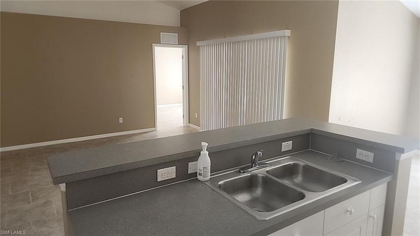 952 Lakeside DR, LEHIGH ACRES FL 33974