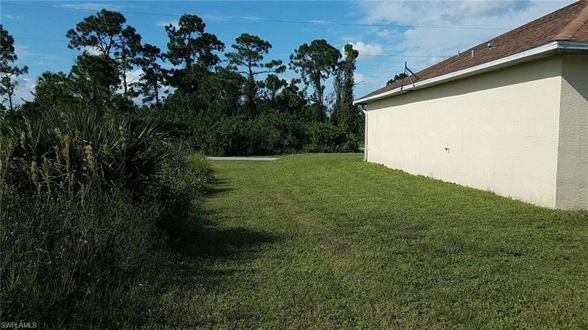 952 Lakeside DR, LEHIGH ACRES FL 33974