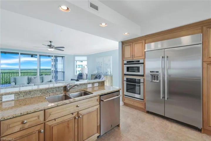 Kitchen with breakfast bar