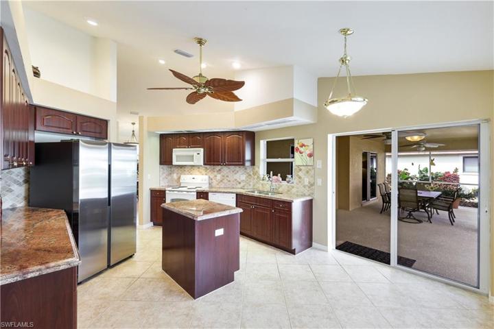 Enjoy indoor and outdoor dining in style!