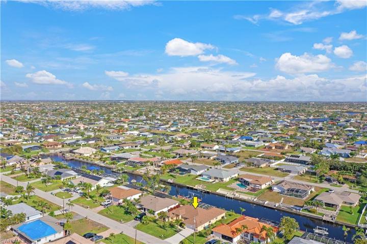 Wide Riverhead Canal takes you quickly to the Caloosahatchee River and Gulf of Mexico.