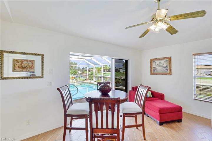 Additional dining area in the spacious Family Room!