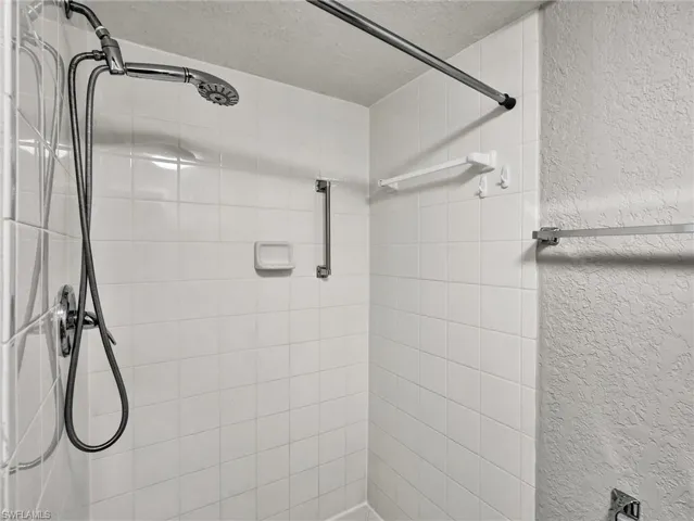 4621  Bayshore  DR, Naples, FL 34112