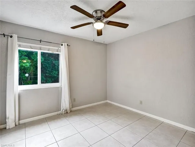 4621  Bayshore  DR, Naples, FL 34112