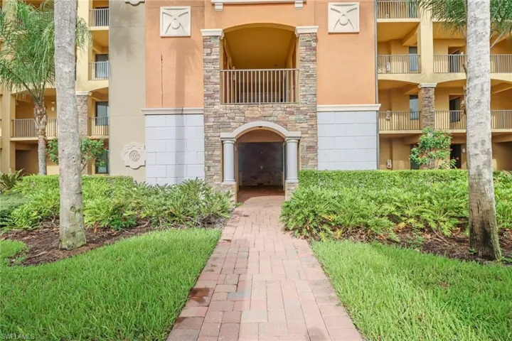 View of apartment building / complex