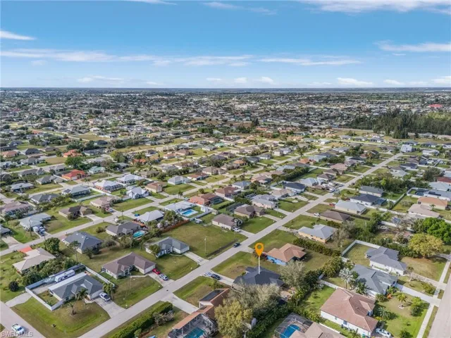Birds eye view of property featuring a residential view