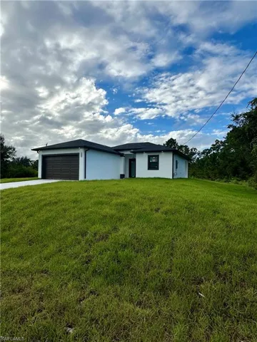 Ranch-style house with a front yard