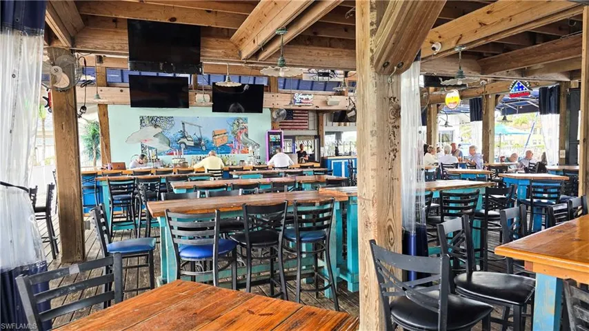 Community restaurant/Bar