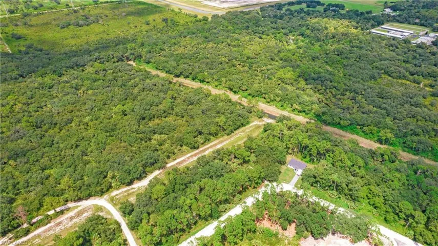 Aerial view of property's location featuring a heavily wooded area