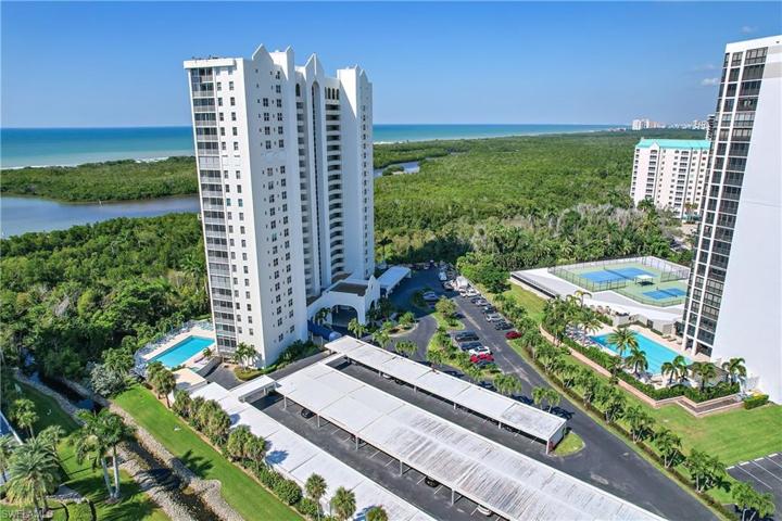 Fabulous location- close to Waterside Shops, Artis-Naples, restaurants and beaches