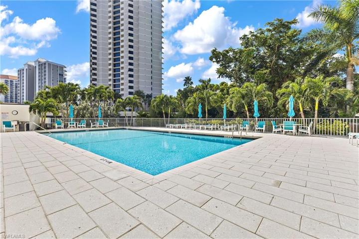 Lovely pool and deck area