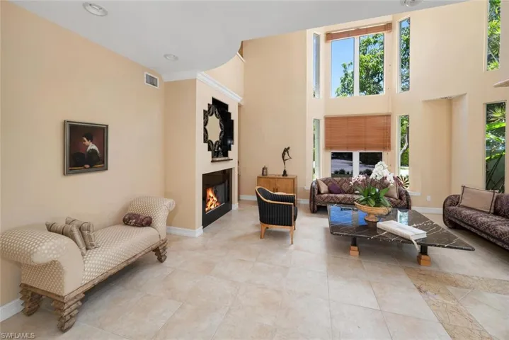 Tiled living room with a high ceiling