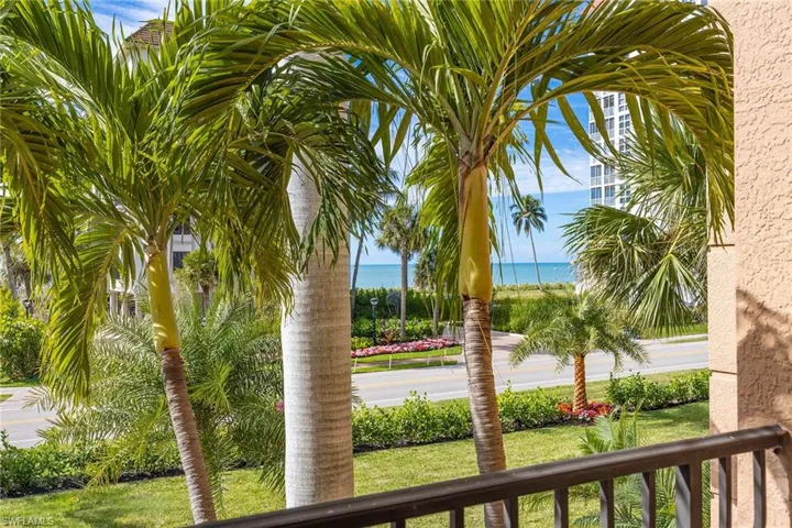10620 Gulf Shore Dr 203, Naples, Florida 34108