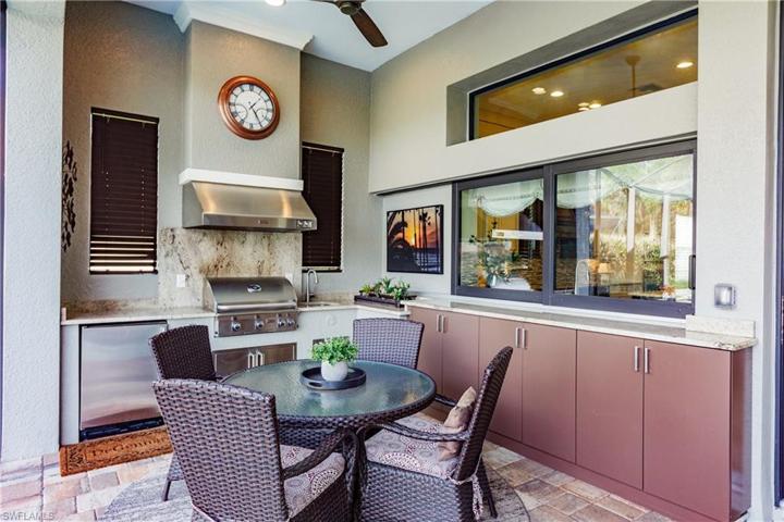 Lanai-Dining Area with Outdoor Kitchen