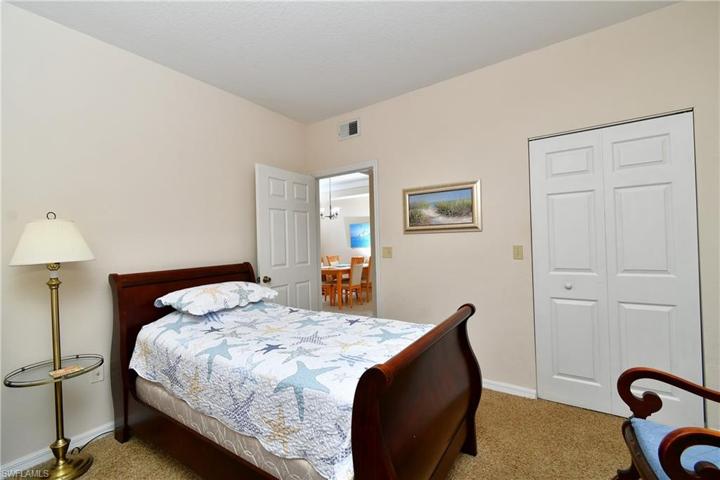 Guest bedroom with twin beds