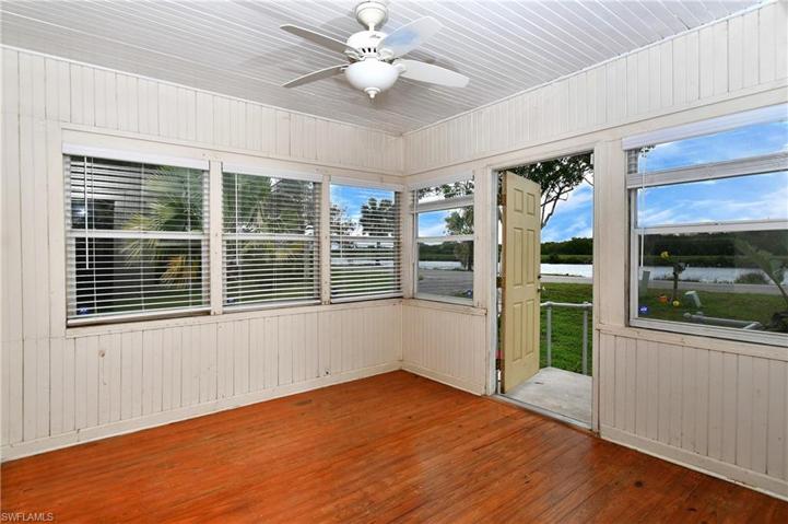 Entry, office or bonus room.
