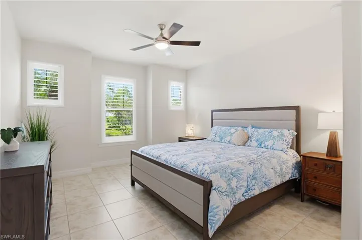 Guest suite with king size bed and en suite bathroom