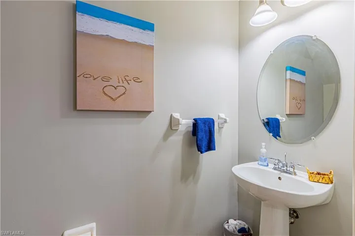 1st floor 1/2 bath