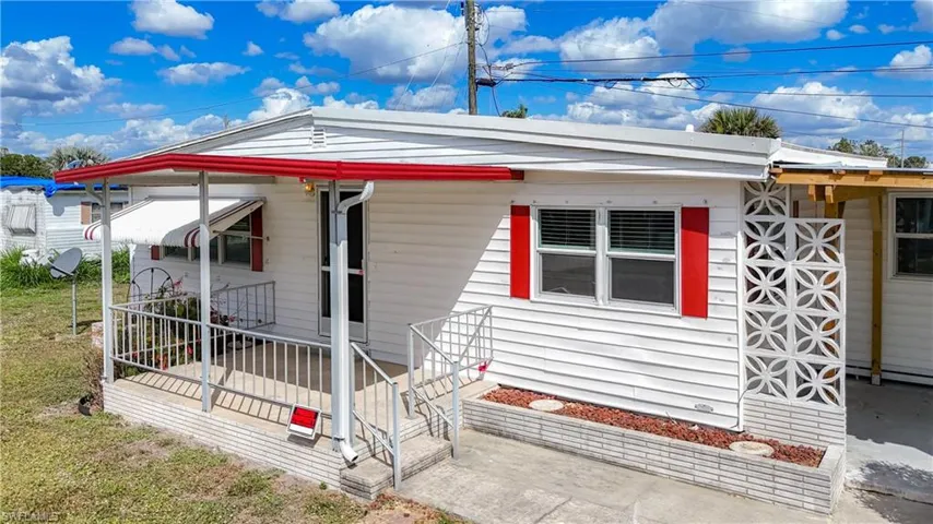 View of manufactured / mobile home